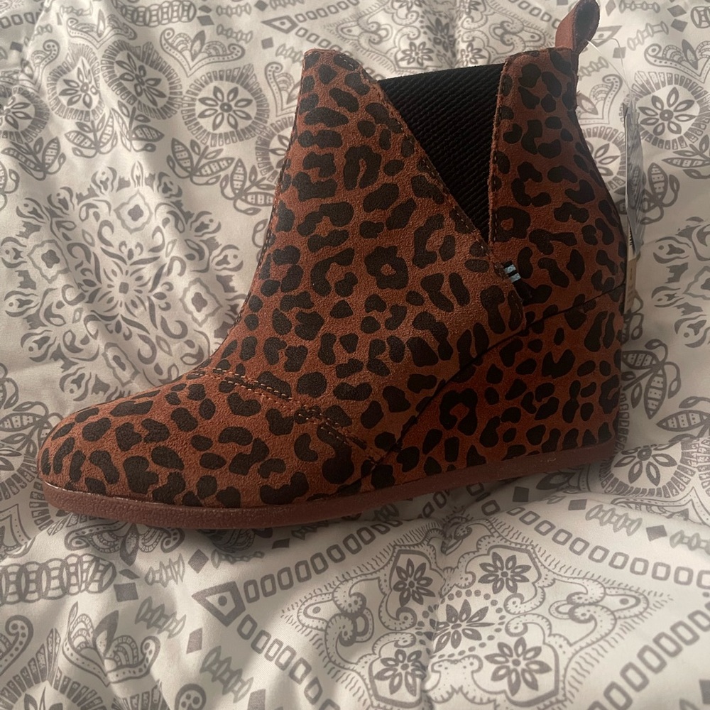 Brand NEW Kelsey toms wedges